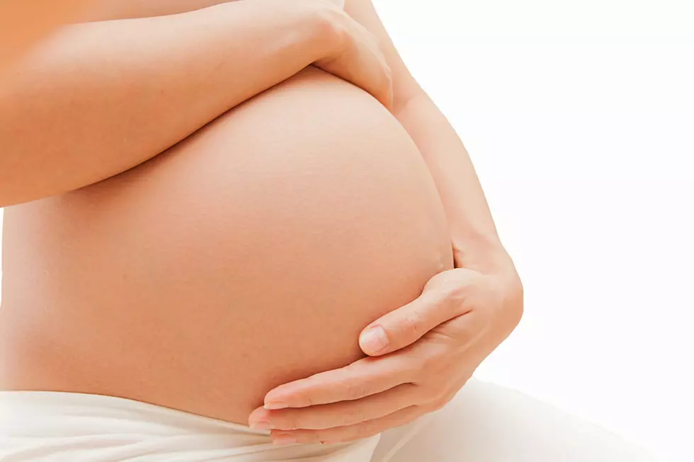 Baby Petrified When Dad Makes Farting Noises on Pregnant Wife’s Belly